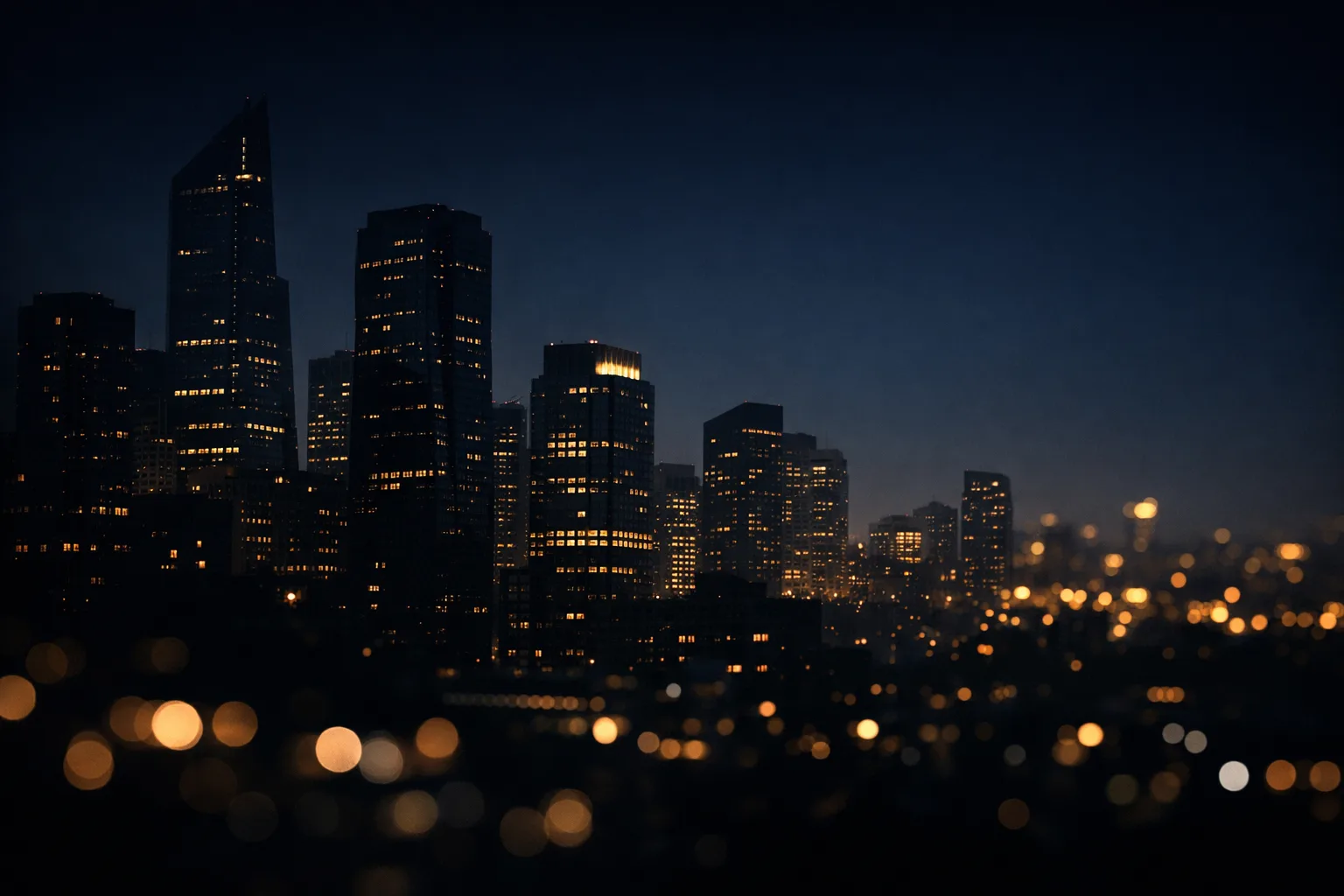 Beleuchtete Stadtsilhouette bei Nacht